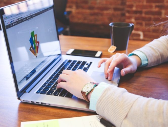 网站底部加入已运行XX天的代码